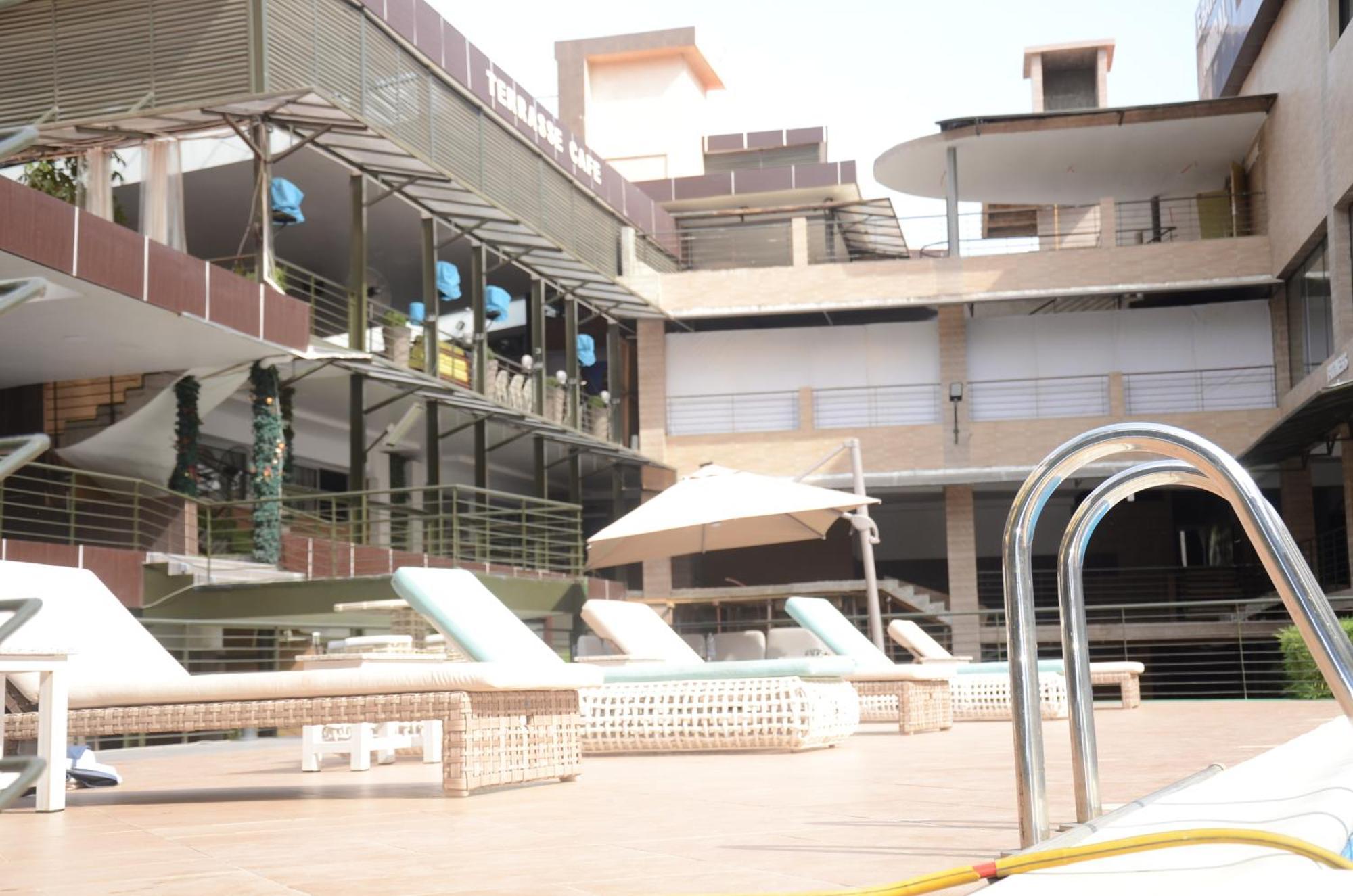 Hotel Le Vaisseau Abidjan Exterior photo