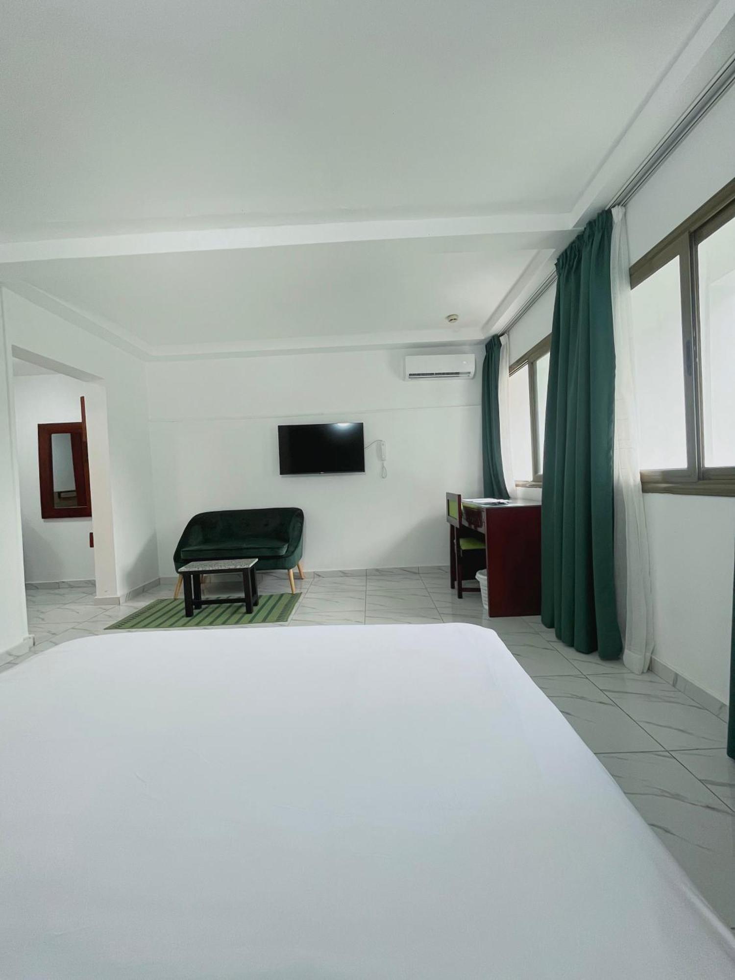 Hotel Le Vaisseau Abidjan Exterior photo