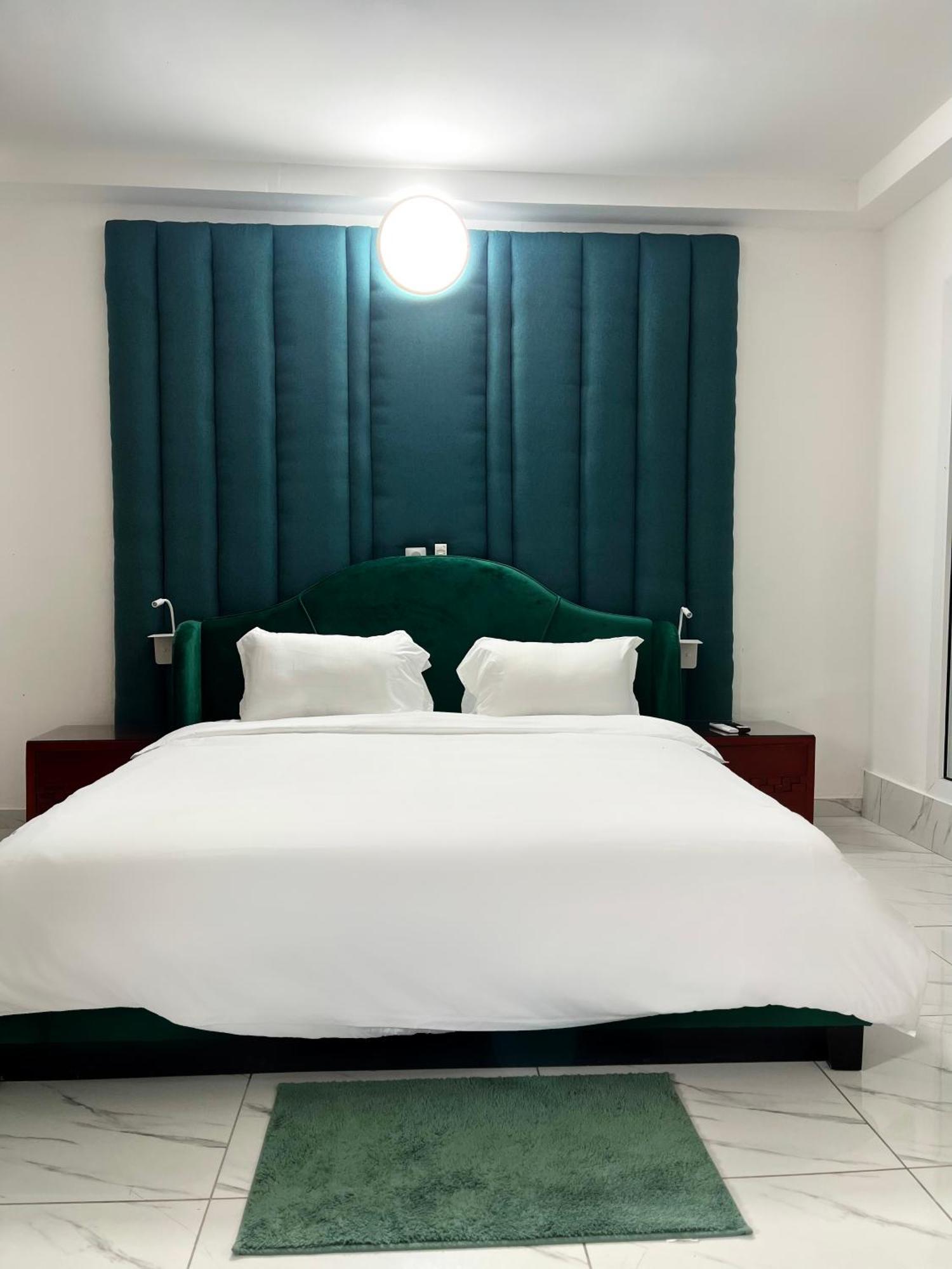Hotel Le Vaisseau Abidjan Exterior photo