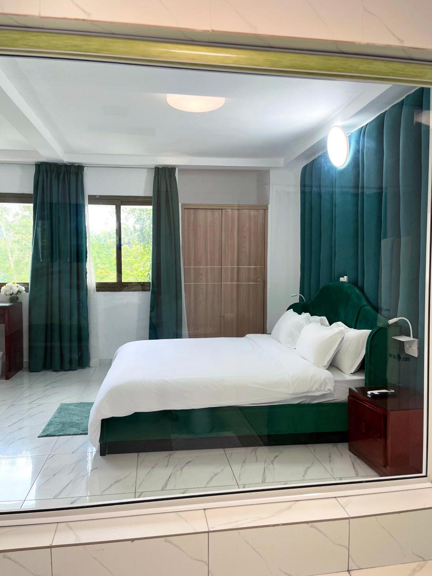 Hotel Le Vaisseau Abidjan Exterior photo